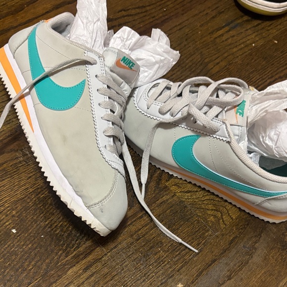 Nike Athletic Shoes in White and Teal - Picture 2 of 8